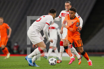 2021-03-24 - Donyell Malen of Netherlands and Yusuf Yazici, Zeki Celik of Turkey during the FIFA World Cup 2022, Qualifiers, Group G football match between Turkey and Netherlands on March 24, 2021 at Ali Sali Yen Stadium in Istanbul, Turkey - Photo Marcel ter Bals / Orange Pictures / DPPI - WORLD CUP 2020 QUALIFIERS - TURKEY AND NETHERLANDS - FIFA WORLD CUP - SOCCER
