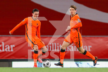 2021-03-24 - Steven Berghuis and Marten de Roon of Netherlands during the FIFA World Cup 2022, Qualifiers, Group G football match between Turkey and Netherlands on March 24, 2021 at Ali Sali Yen Stadium in Istanbul, Turkey - Photo Marcel ter Bals / Orange Pictures / DPPI - WORLD CUP 2020 QUALIFIERS - TURKEY AND NETHERLANDS - FIFA WORLD CUP - SOCCER