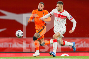 2021-03-24 - Memphis Depay of Netherlands and Ozan Kabak of Turkey during the FIFA World Cup 2022, Qualifiers, Group G football match between Turkey and Netherlands on March 24, 2021 at Ali Sali Yen Stadium in Istanbul, Turkey - Photo Marcel ter Bals / Orange Pictures / DPPI - WORLD CUP 2020 QUALIFIERS - TURKEY AND NETHERLANDS - FIFA WORLD CUP - SOCCER