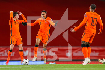 2021-03-24 - Steven Berghuis, Kenny Tete and Memphis Depay of Netherlands react during the FIFA World Cup 2022, Qualifiers, Group G football match between Turkey and Netherlands on March 24, 2021 at Ali Sali Yen Stadium in Istanbul, Turkey - Photo Marcel ter Bals / Orange Pictures / DPPI - WORLD CUP 2020 QUALIFIERS - TURKEY AND NETHERLANDS - FIFA WORLD CUP - SOCCER