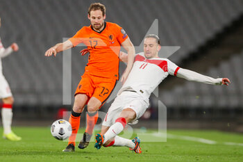 2021-03-24 - Daley Blind of Netherlands and Yusuf Yazici of Turkey during the FIFA World Cup 2022, Qualifiers, Group G football match between Turkey and Netherlands on March 24, 2021 at Ali Sali Yen Stadium in Istanbul, Turkey - Photo Marcel ter Bals / Orange Pictures / DPPI - WORLD CUP 2020 QUALIFIERS - TURKEY AND NETHERLANDS - FIFA WORLD CUP - SOCCER