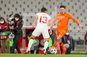 2021-03-24 - Umut Meras of Turkey and Steven Berghuis of Netherlands during the FIFA World Cup 2022, Qualifiers, Group G football match between Turkey and Netherlands on March 24, 2021 at Ali Sali Yen Stadium in Istanbul, Turkey - Photo Marcel ter Bals / Orange Pictures / DPPI - WORLD CUP 2020 QUALIFIERS - TURKEY AND NETHERLANDS - FIFA WORLD CUP - SOCCER
