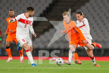 2021-03-24 - Frenkie de Jong of Netherlands and Okay Yokuslu, Yusuf Yazici of Turkey during the FIFA World Cup 2022, Qualifiers, Group G football match between Turkey and Netherlands on March 24, 2021 at Ali Sali Yen Stadium in Istanbul, Turkey - Photo Marcel ter Bals / Orange Pictures / DPPI - WORLD CUP 2020 QUALIFIERS - TURKEY AND NETHERLANDS - FIFA WORLD CUP - SOCCER