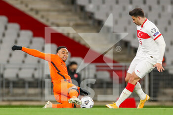 2021-03-24 - Kenny Tete of Netherlands and Ozan Tufan of Turkey during the FIFA World Cup 2022, Qualifiers, Group G football match between Turkey and Netherlands on March 24, 2021 at Ali Sali Yen Stadium in Istanbul, Turkey - Photo Marcel ter Bals / Orange Pictures / DPPI - WORLD CUP 2020 QUALIFIERS - TURKEY AND NETHERLANDS - FIFA WORLD CUP - SOCCER