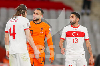 2021-03-24 - Memphis Depay of Netherlands and Caglar Soyuncu, Umut Meras of Turkey during the FIFA World Cup 2022, Qualifiers, Group G football match between Turkey and Netherlands on March 24, 2021 at Ali Sali Yen Stadium in Istanbul, Turkey - Photo Marcel ter Bals / Orange Pictures / DPPI - WORLD CUP 2020 QUALIFIERS - TURKEY AND NETHERLANDS - FIFA WORLD CUP - SOCCER