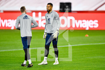 2021-03-25 - David de Gea of Spain and Robert Sanchez of Spain warm up during the 2022 FIFA World Cup, Qualifiers, Group B football match between Spain and Greece on March 25, 2021 at Estadio Municipal Nuevo Los Carmenes in Granada, Spain - Photo Pablo Morano / Orange Pictures / DPPI - 2022 FIFA WORLD CUP, QUALIFIERS, GROUP B - SPAIN AND GREECE - FIFA WORLD CUP - SOCCER