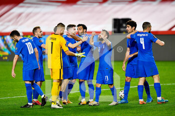 2021-03-25 - Team of Greece celebrating the win during the 2022 FIFA World Cup, Qualifiers, Group B football match between Spain and Greece on March 25, 2021 at Estadio Municipal Nuevo Los Carmenes in Granada, Spain - Photo Pablo Morano / Orange Pictures / DPPI - 2022 FIFA WORLD CUP, QUALIFIERS, GROUP B - SPAIN AND GREECE - FIFA WORLD CUP - SOCCER