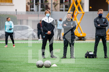 2021-05-01 - Sandrine Soubeyrand head coach of Paris FC and her staff ahead of the Women's French championship D1 Arkema football match between GPSO 92 Issy and Paris FC on May 1, 2021 at Le Gallo stadium in Boulogne-Billancourt, France - Photo Antoine Massinon / A2M Sport Consulting / DPPI - GPSO 92 ISSY VS PARIS FC - FRENCH WOMEN DIVISION 1 - SOCCER