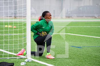 2021-05-01 - Chiamaka Nnadozie of Paris FC warms up ahead of the Women's French championship D1 Arkema football match between GPSO 92 Issy and Paris FC on May 1, 2021 at Le Gallo stadium in Boulogne-Billancourt, France - Photo Antoine Massinon / A2M Sport Consulting / DPPI - GPSO 92 ISSY VS PARIS FC - FRENCH WOMEN DIVISION 1 - SOCCER