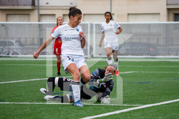 2021-05-01 - Clara Mateo of Paris FC and Laetitia Philippe GPSO 92 Issy fight for the ball during the Women's French championship D1 Arkema football match between GPSO 92 Issy and Paris FC on May 1, 2021 at Le Gallo stadium in Boulogne-Billancourt, France - Photo Melanie Laurent / A2M Sport Consulting / DPPI - GPSO 92 ISSY VS PARIS FC - FRENCH WOMEN DIVISION 1 - SOCCER