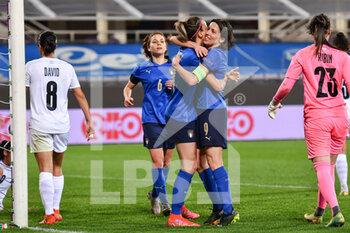 2021-02-24 - Daniela Sabatino (Italy) celebrates after scoring a goal with Barbara Bonansea (Italy) - QUALIFICAZIONE EURO 2022 ITALIA FEMMINILE VS ISRAELE - UEFA EUROPEAN - SOCCER