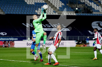 2020-10-24 - Goalkeeper Michael Zetterer of PEC Zwolle and Evangelis Pavlidis of Willem II during the Netherlands championship Eredivisie football match between PEC Zwolle and Willem II on October 24, 2020 at MAC3PARK Stadium in Zwolle, The Netherlands - Photo Raymond Smit / Orange Pictures / DPPI - PEC ZWOLLE VS WILLEM II - NETHERLANDS EREDIVISIE - SOCCER