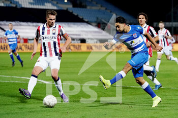 2020-10-24 - Jordens Peters of Willem II and Immanuel Pherai of PEC Zwolle during the Netherlands championship Eredivisie football match between PEC Zwolle and Willem II on October 24, 2020 at MAC3PARK Stadium in Zwolle, The Netherlands - Photo Raymond Smit / Orange Pictures / DPPI - PEC ZWOLLE VS WILLEM II - NETHERLANDS EREDIVISIE - SOCCER