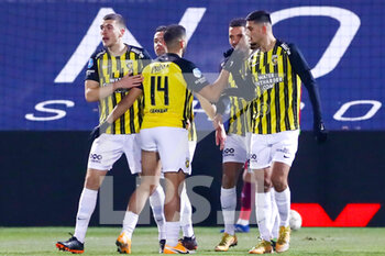 2020-12-05 - Oussama Darfalou of Vitesse celebrates after scoring his sides first goal with his team mates during the Netherlands championship Eredivisie football match between PEC Zwolle and Vitesse on December 5, 2020 at MAC³PARK Stadion in Zwolle, Netherlands - Photo Marcel ter Bals / Orange Pictures / DPPI - PEC ZWOLLE VS VITESSE - NETHERLANDS EREDIVISIE - SOCCER