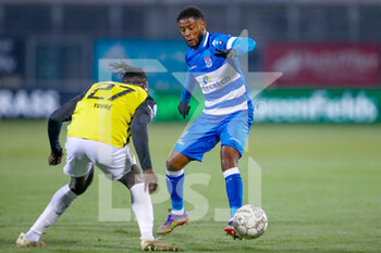 2020-12-05 - Kenneth Paal of PEC Zwolle, Idrissa Toure of Vitesse during the Netherlands championship Eredivisie football match between PEC Zwolle and Vitesse on December 5, 2020 at MAC³PARK Stadion in Zwolle, Netherlands - Photo Marcel ter Bals / Orange Pictures / DPPI - PEC ZWOLLE VS VITESSE - NETHERLANDS EREDIVISIE - SOCCER
