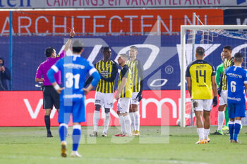2020-12-05 - Idrissa Toure of Vitesse receives a straight red card from referee Dennis Higler during the Netherlands championship Eredivisie football match between PEC Zwolle and Vitesse on December 5, 2020 at MAC³PARK Stadion in Zwolle, Netherlands - Photo Marcel ter Bals / Orange Pictures / DPPI - PEC ZWOLLE VS VITESSE - NETHERLANDS EREDIVISIE - SOCCER