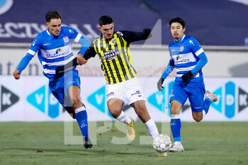 2020-12-05 - Armando Broja of Vitesse, Sam Kersten of PEC Zwolle during the Netherlands championship Eredivisie football match between PEC Zwolle and Vitesse on December 5, 2020 at MAC³PARK Stadion in Zwolle, Netherlands - Photo Marcel ter Bals / Orange Pictures / DPPI - PEC ZWOLLE VS VITESSE - NETHERLANDS EREDIVISIE - SOCCER