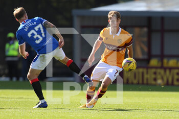 2020-09-27 - Mark O'Hara (Motherwell) challenges Scott Arfield (Rangers) during the Scottish championship, Premiership football match between Motherwell and Rangers on September 27, 2020 at Fir Park in Motherwell, Scotland - Photo Chris McCluskie / ProSportsImages / DPPI - MOTHERWELL VS RANGERS - SCOTTISH PREMIERSHIP - SOCCER