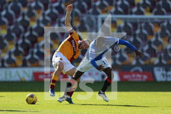 2020-09-27 - Allan Campbell (Motherwell) and Glen Kamara (Rangers) battle for the ball during the Scottish championship, Premiership football match between Motherwell and Rangers on September 27, 2020 at Fir Park in Motherwell, Scotland - Photo Chris McCluskie / ProSportsImages / DPPI - MOTHERWELL VS RANGERS - SCOTTISH PREMIERSHIP - SOCCER