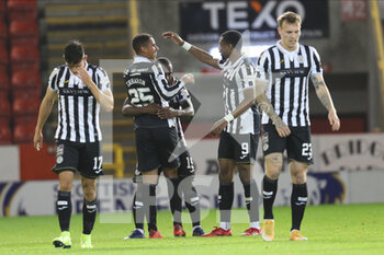 2020-10-02 - St Mirren’s Ethan Erhahon (25) scores a goal 0-1 and celebrates with teammates during the Scottish championship Premiership football match between Aberdeen and St Mirren on October 2, 2020 at Pittodrie Stadium in Aberdeen, Scotland - Photo Stephen Dobson / ProSportsImages / DPPI - ABERDEEN VS ST MIRREN - SCOTTISH PREMIERSHIP - SOCCER
