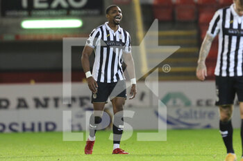 2020-10-02 - St Mirren’s Ethan Erhahon (25) scores a goal 0-1 and celebrates during the Scottish championship Premiership football match between Aberdeen and St Mirren on October 2, 2020 at Pittodrie Stadium in Aberdeen, Scotland - Photo Stephen Dobson / ProSportsImages / DPPI - ABERDEEN VS ST MIRREN - SCOTTISH PREMIERSHIP - SOCCER