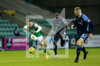 2020-10-02 - Martin Boyle (10) of Hibernian controls the ball under pressure from Hakeem Odoffin (2) of Hamilton during the Scottish championship Premiership football match between Hibernian and Hamilton Academical FC on October 2, 2020 at Easter Road in Edinburgh, Scotland - Photo Craig Doyle / ProSportsImages / DPPI - HIBERNIAN VS HAMILTON ACADEMICAL FC - SCOTTISH PREMIERSHIP - SOCCER