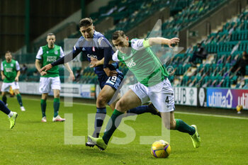 2020-10-02 - Paul Hanlon (4) of Hibernian attempts to hold off the challenge of Andy Winter (19) of Hamilton during the Scottish championship Premiership football match between Hibernian and Hamilton Academical FC on October 2, 2020 at Easter Road in Edinburgh, Scotland - Photo Craig Doyle / ProSportsImages / DPPI - HIBERNIAN VS HAMILTON ACADEMICAL FC - SCOTTISH PREMIERSHIP - SOCCER