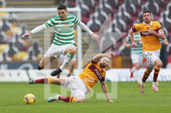 2020-11-08 - Tom Rogic (Celtic) skips past Stephen O'Donnell (Motherwell) during the Scottish championship, Premiership football match between Motherwell and Celtic on November 8, 2020 at Fir Park in Motherwell, Scotland - Photo Chris McCluskie / ProSportsImages / DPPI - MOTHERWELL VS CELTIC - SCOTTISH PREMIERSHIP - SOCCER