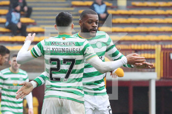 2020-11-08 - Olivier Ntcham (Celtic) celebrates with Mohamed Elyounoussi (Celtic) 1-4 during the Scottish championship, Premiership football match between Motherwell and Celtic on November 8, 2020 at Fir Park in Motherwell, Scotland - Photo Chris McCluskie / ProSportsImages / DPPI - MOTHERWELL VS CELTIC - SCOTTISH PREMIERSHIP - SOCCER