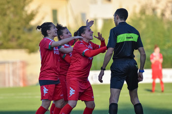 2018-12-05 - Proteste delle giocatrici del Bari dopo il gol di Tatiana Bonetti - FIORENTINA WOMEN'S VS PINK BARI - ITALIAN SERIE A WOMEN - SOCCER