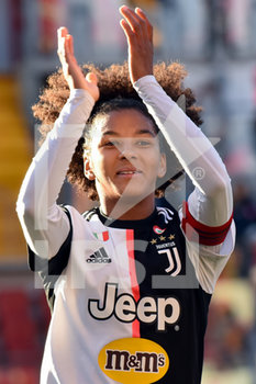 2020-01-12 - Sara Gama, capitano della Juventus, saluta il pubblico a fine partita. - TAVAGNACCO VS JUVENTUS - ITALIAN SERIE A WOMEN - SOCCER