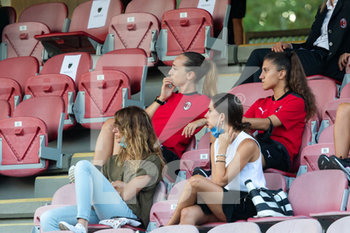 2020-08-23 - Deborah Salvatori Rinaldi (AC Milan) looks at her teammates from the stands - AC MILAN VS FLORENTIA SAN GIMIGNANO - ITALIAN SERIE A WOMEN - SOCCER