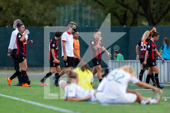 2020-08-23 - Florentia San Gimignano players watch AC Milan players exiting the field after the match ends - AC MILAN VS FLORENTIA SAN GIMIGNANO - ITALIAN SERIE A WOMEN - SOCCER