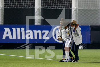 2020-08-29 - Sara Gama (Juventus FC) gets out of the pitch with the help of the medical staff after her injury - JUVENTUS VS EMPOLI LADIES - ITALIAN SERIE A WOMEN - SOCCER