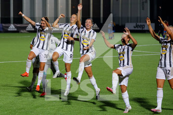 2020-08-29 - Juventus FC players celebrates the victory after the match - JUVENTUS VS EMPOLI LADIES - ITALIAN SERIE A WOMEN - SOCCER