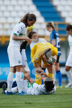 2020-08-30 - Diede Lemey (US Sassuolo Calcio) aiuta Erika Santoro (US Sassuolo Calcio) a terra per crampi a fine partita - INTER VS SASSUOLO - ITALIAN SERIE A WOMEN - SOCCER