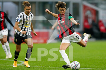 2020-10-05 - Valentina Giacinti (AC Milan) tiro - AC MILAN VS JUVENTUS - ITALIAN SERIE A WOMEN - SOCCER