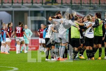 2020-10-05 - Giocatrici della Juventus festeggiano dopo la vittoria - AC MILAN VS JUVENTUS - ITALIAN SERIE A WOMEN - SOCCER