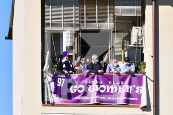 2020-10-18 - Fiorentina fans at the window of a building - ACF FIORENTINA FEMMINILE VS HELLAS VERONA WOMEN - ITALIAN SERIE A WOMEN - SOCCER