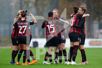 2020-11-15 - AC Milan players before the match starts - AC MILAN VS AS ROMA - ITALIAN SERIE A WOMEN - SOCCER