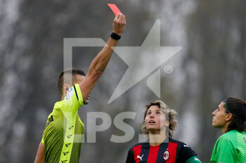 2020-11-15 - The referee shows a red card to Rachele Baldi (AS Roma) - AC MILAN VS AS ROMA - ITALIAN SERIE A WOMEN - SOCCER