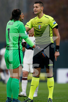 2020-11-15 - Rachele Baldi (AS Roma) protests with the referee for getting a red card - AC MILAN VS AS ROMA - ITALIAN SERIE A WOMEN - SOCCER