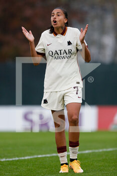 2020-11-15 - Andressa Alves Da Silva (AS Roma) protests against the referee - AC MILAN VS AS ROMA - ITALIAN SERIE A WOMEN - SOCCER