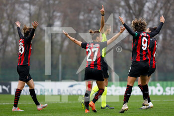 2020-11-15 - AC Milan players protest with the referee for a potential penalty - AC MILAN VS AS ROMA - ITALIAN SERIE A WOMEN - SOCCER