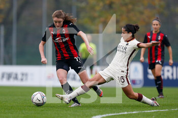 2020-11-15 - Claudia Ciccotti (AS Roma) and Christy Grimshaw (AC Milan) contrast - AC MILAN VS AS ROMA - ITALIAN SERIE A WOMEN - SOCCER
