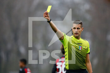 2020-11-15 - The referee shows a yellow card to a AS Roma player - AC MILAN VS AS ROMA - ITALIAN SERIE A WOMEN - SOCCER