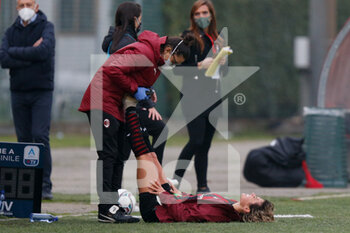 2020-11-15 - Valentina Giacinti (AC Milan) gets stretched by the medical staff after the substitution - AC MILAN VS AS ROMA - ITALIAN SERIE A WOMEN - SOCCER