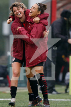 2020-11-15 - Valentina Giacinti (AC Milan) and Veronica Boquete (AC Milan) celebrates after the match - AC MILAN VS AS ROMA - ITALIAN SERIE A WOMEN - SOCCER