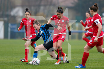 2020-12-06 - Giulia Baldini (San Marino Academy) tackle on Anna Catelli (FC Internazionale) - FC INTERNAZIONALE VS SAN MARINO ACADEMY - ITALIAN SERIE A WOMEN - SOCCER