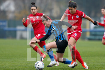 2020-12-06 - Giulia Baldini (San Marino Academy) tackle on Anna Catelli (FC Internazionale) - FC INTERNAZIONALE VS SAN MARINO ACADEMY - ITALIAN SERIE A WOMEN - SOCCER